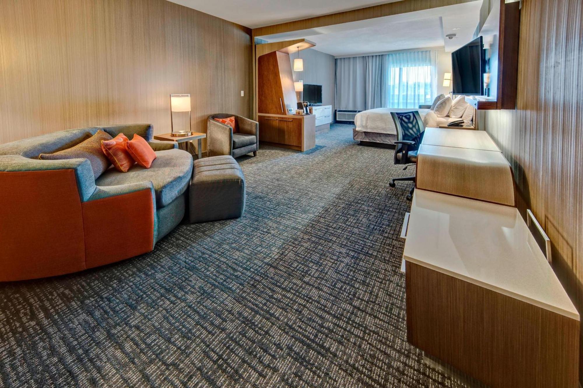 Courtyard By Marriott Long Island Hotel