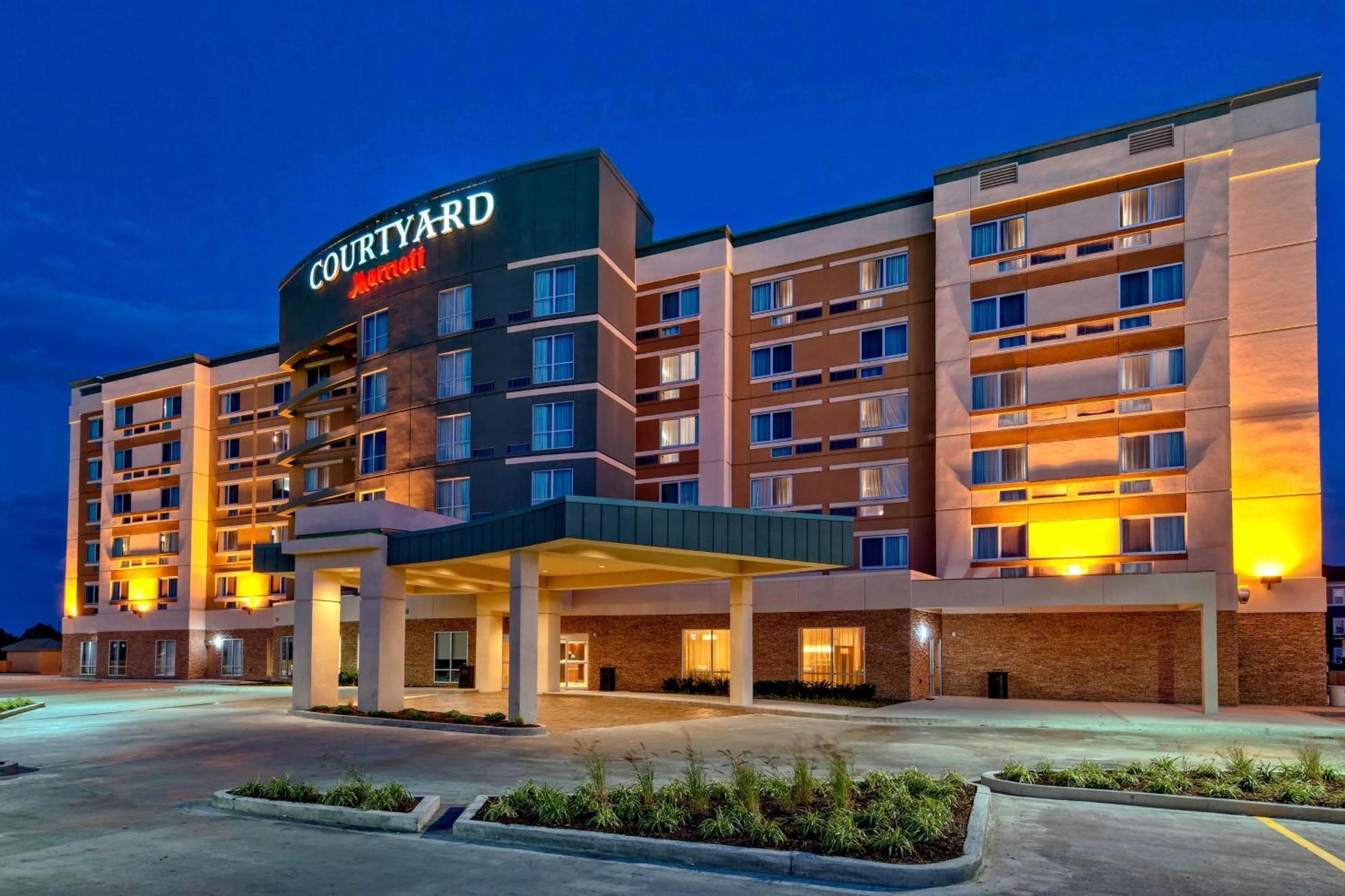 Courtyard By Marriott Long Island Hotel